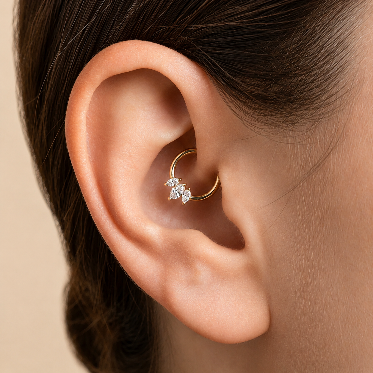 Kolczyk, który pokonuje migrenę? Oto co nauka mówi o piercingu daith