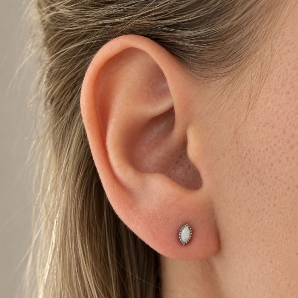 Tytanowy Labret Ozdobny Owalny Opal Na Uchu